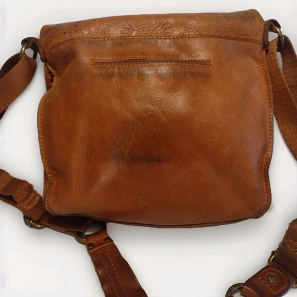 The SAK Women’s Silverlake Leather Crossbody Bag Embossed With Studs - Picture 3 of 16